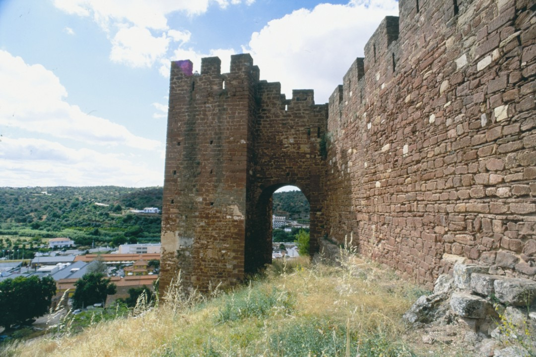 Muralhas e Porta da Almedina
